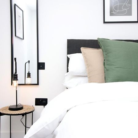 2 Bedroom With Free Parking Swindon Esterno foto