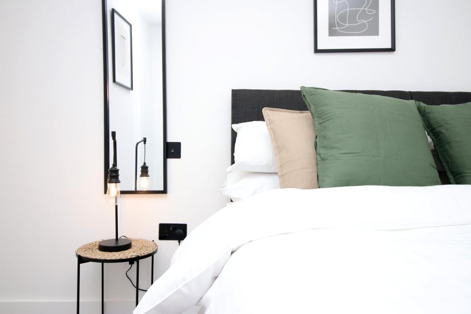 2 Bedroom With Free Parking Swindon Esterno foto