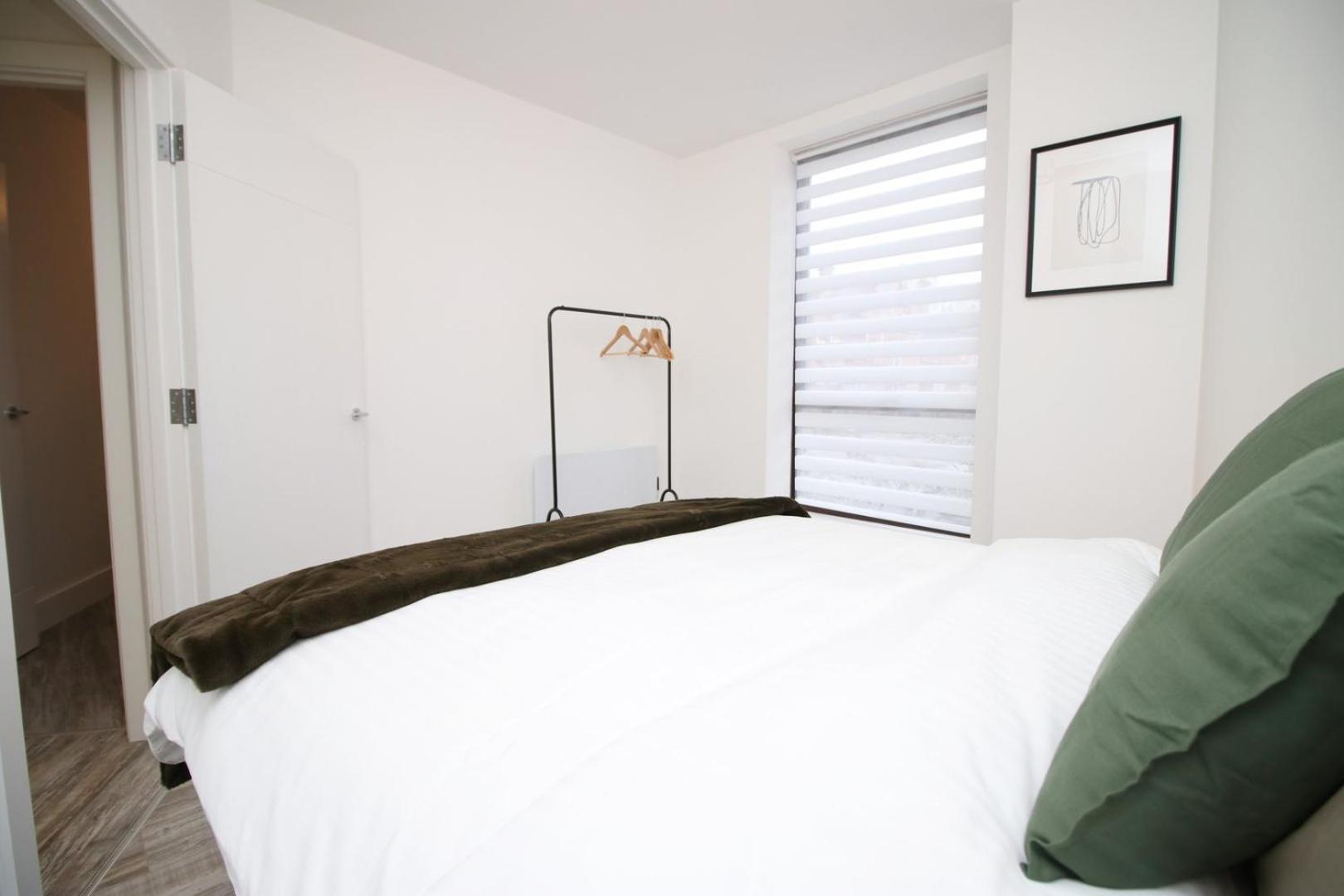 2 Bedroom With Free Parking Swindon Esterno foto