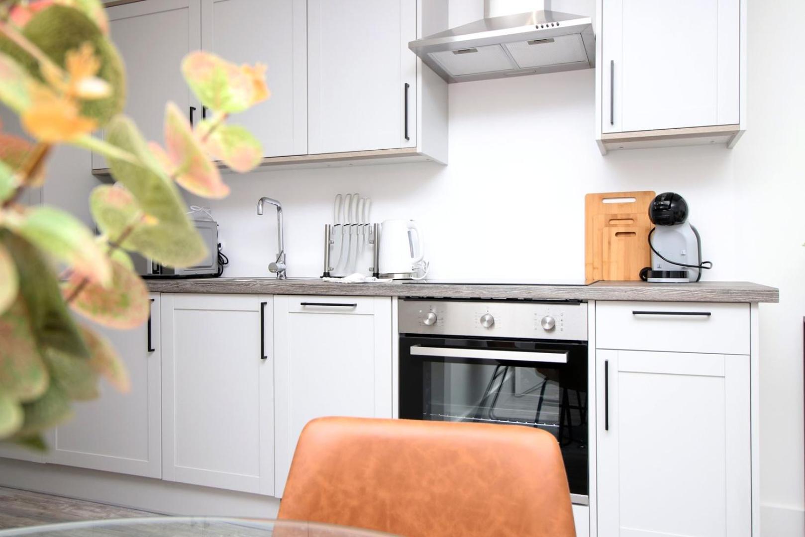 2 Bedroom With Free Parking Swindon Esterno foto
