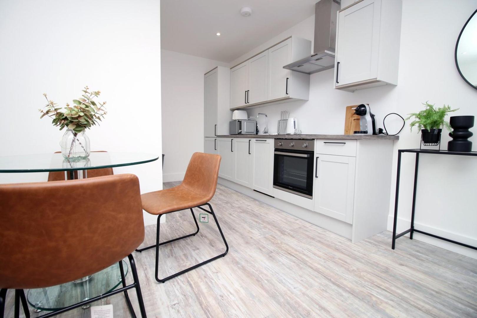2 Bedroom With Free Parking Swindon Esterno foto
