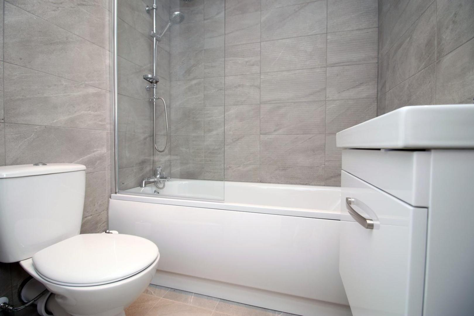 2 Bedroom With Free Parking Swindon Esterno foto