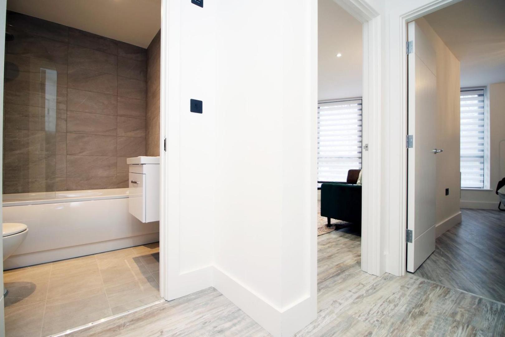 2 Bedroom With Free Parking Swindon Esterno foto