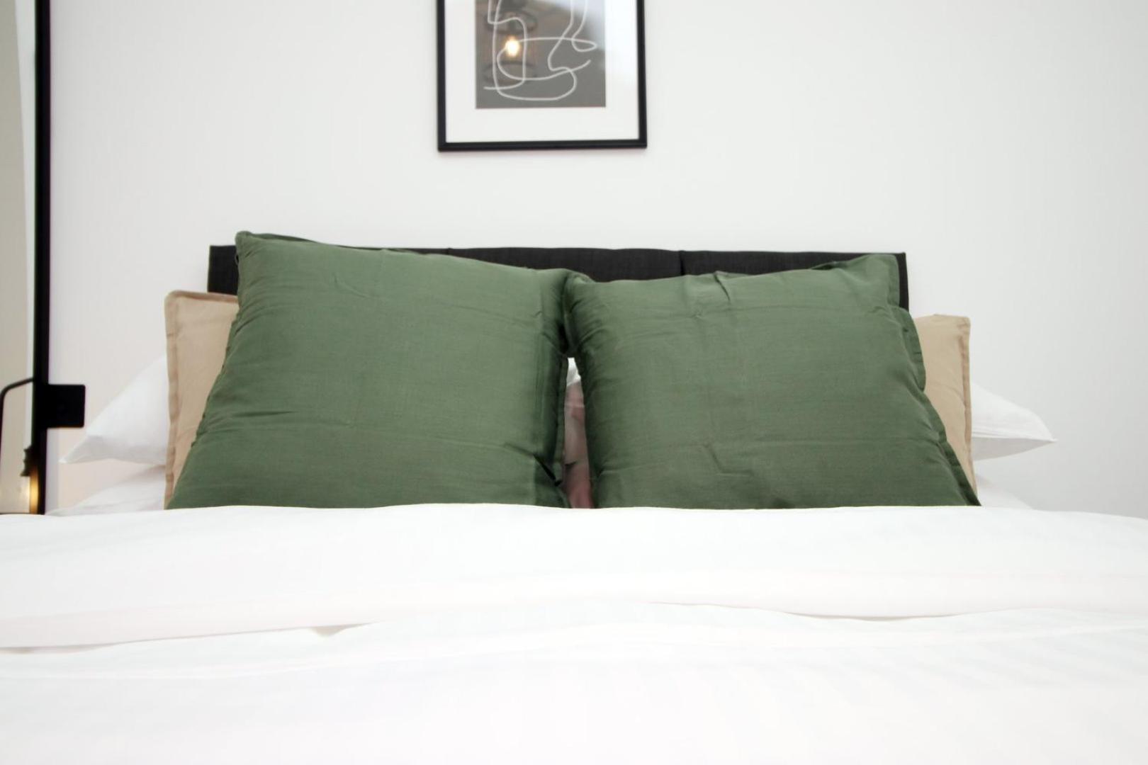 2 Bedroom With Free Parking Swindon Esterno foto