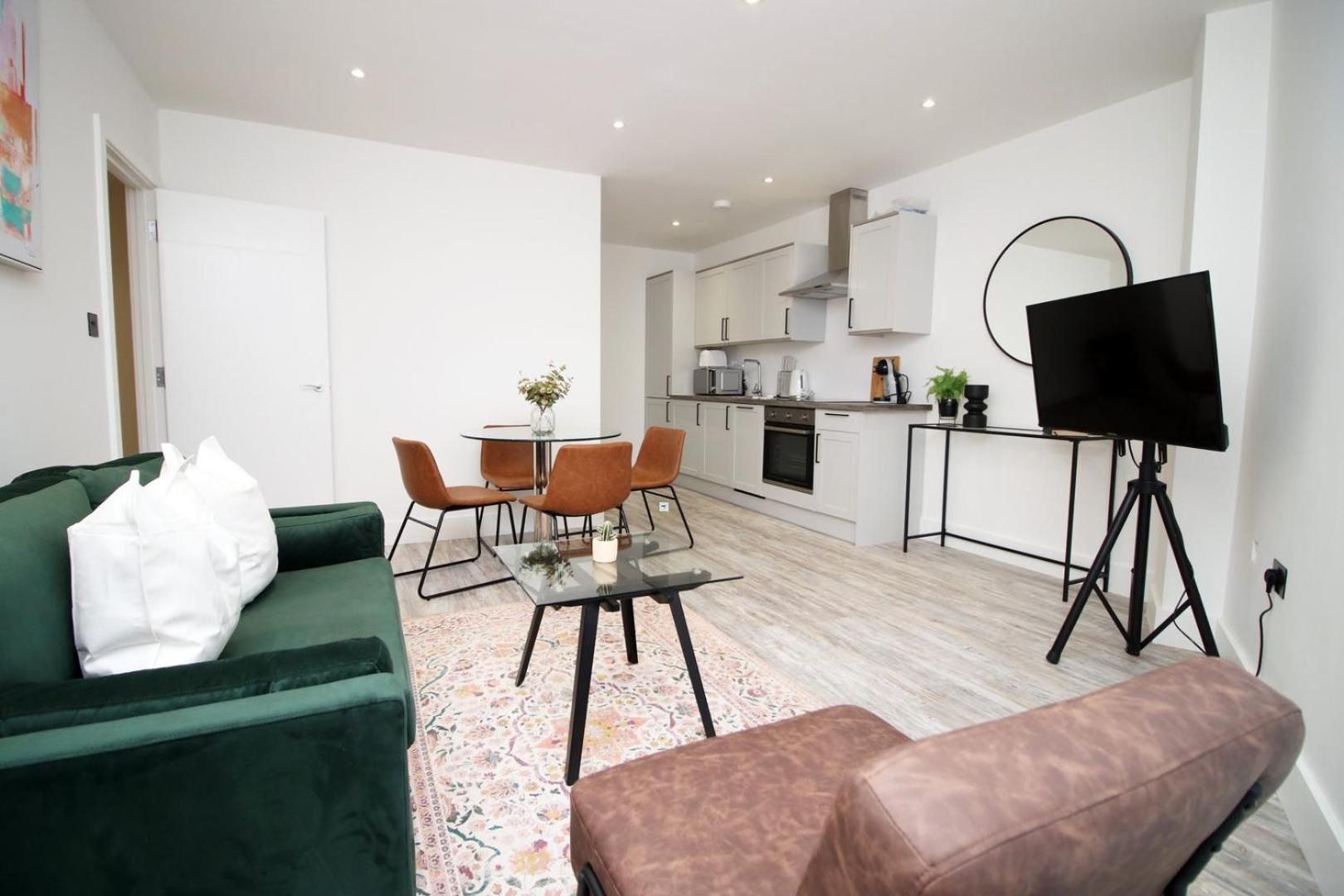 2 Bedroom With Free Parking Swindon Esterno foto
