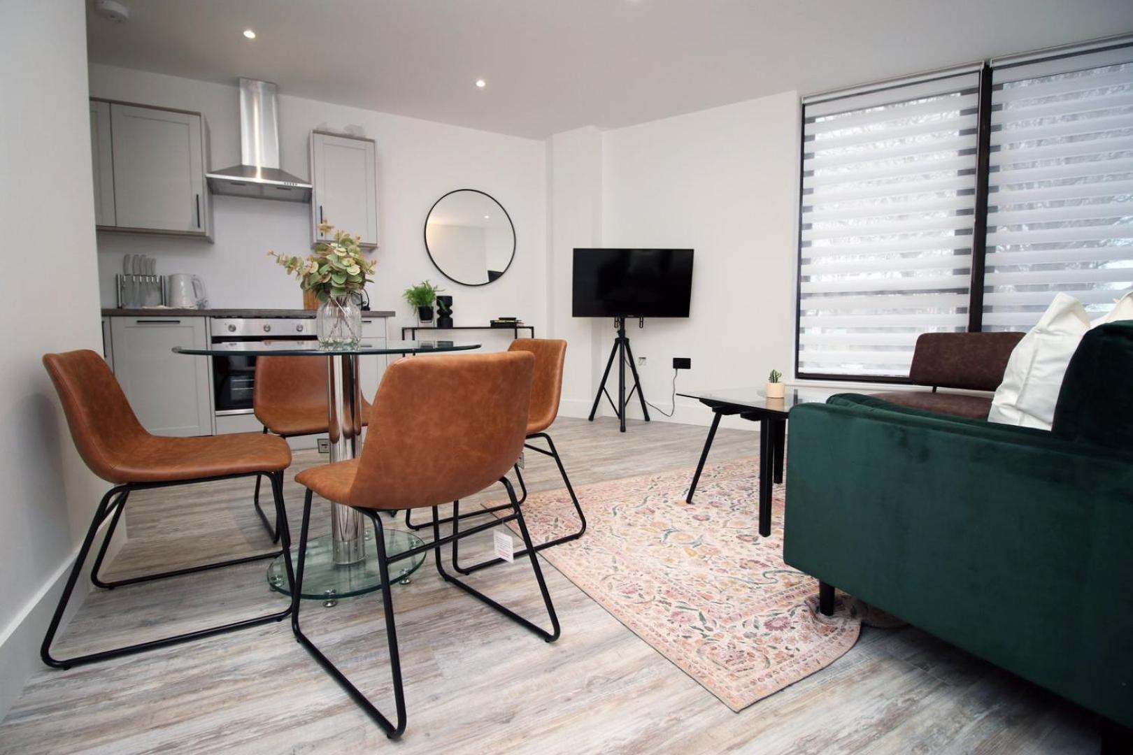 2 Bedroom With Free Parking Swindon Esterno foto