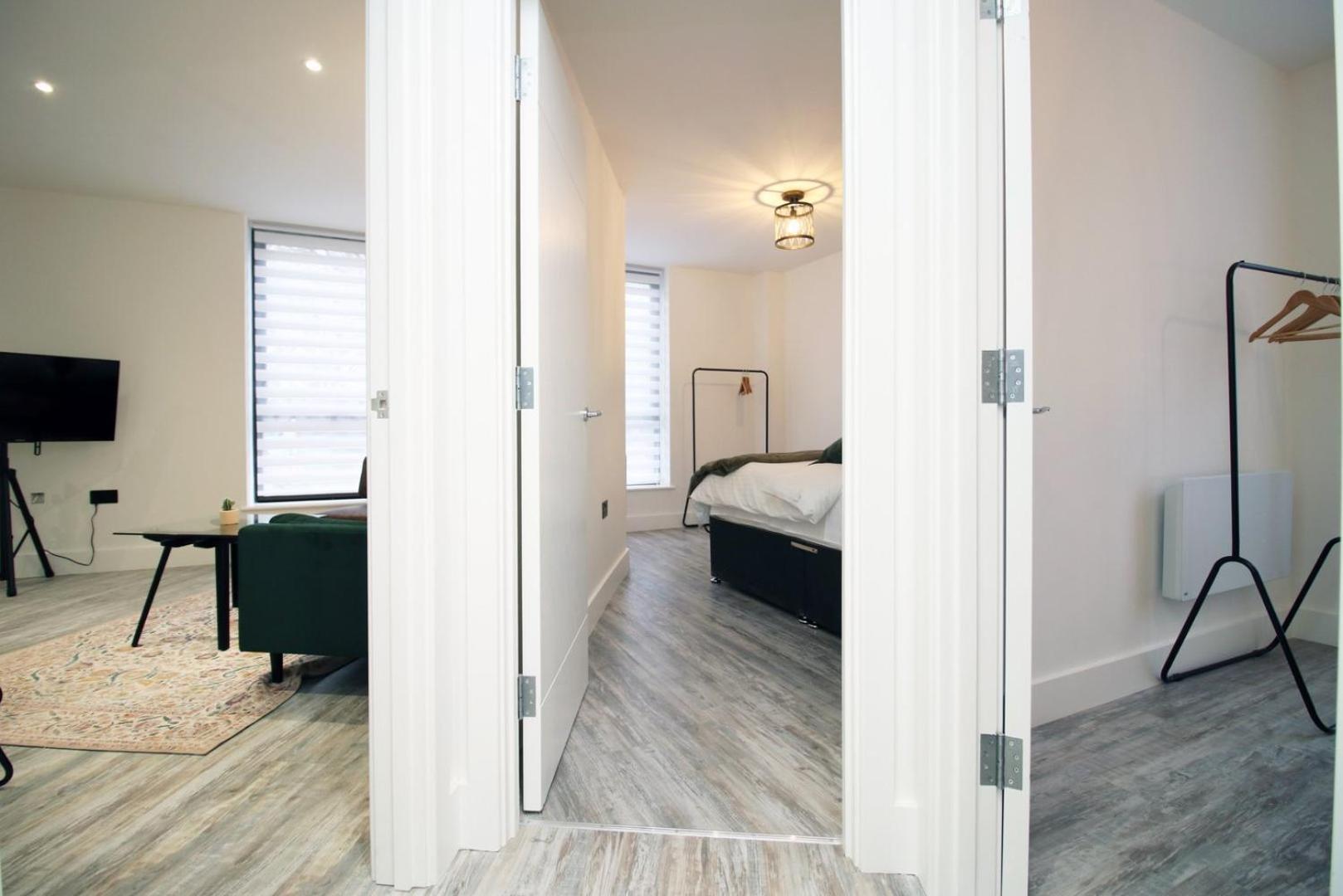 2 Bedroom With Free Parking Swindon Esterno foto